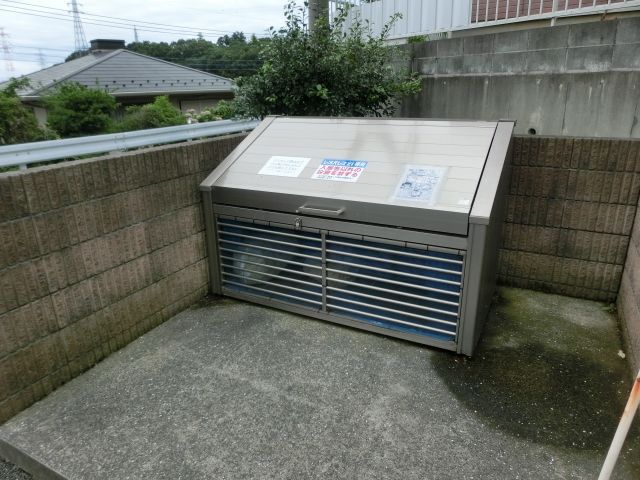 エントランス　敷地内にゴミ捨て場がありますよ