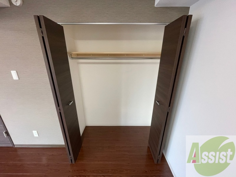 収納　こちらの収納にはハンガーをかけて服もしまえますね。