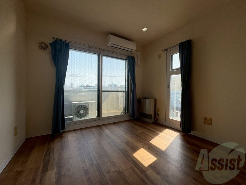 居室・リビング　６帖の洋室です。広々として、きれいですね。