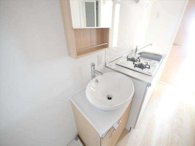 洗面設備　オシャレな独立洗面台　収納スペース有