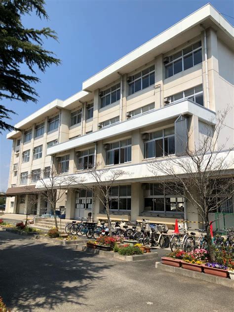 中学校　岡北中学校（中学校）まで1608m