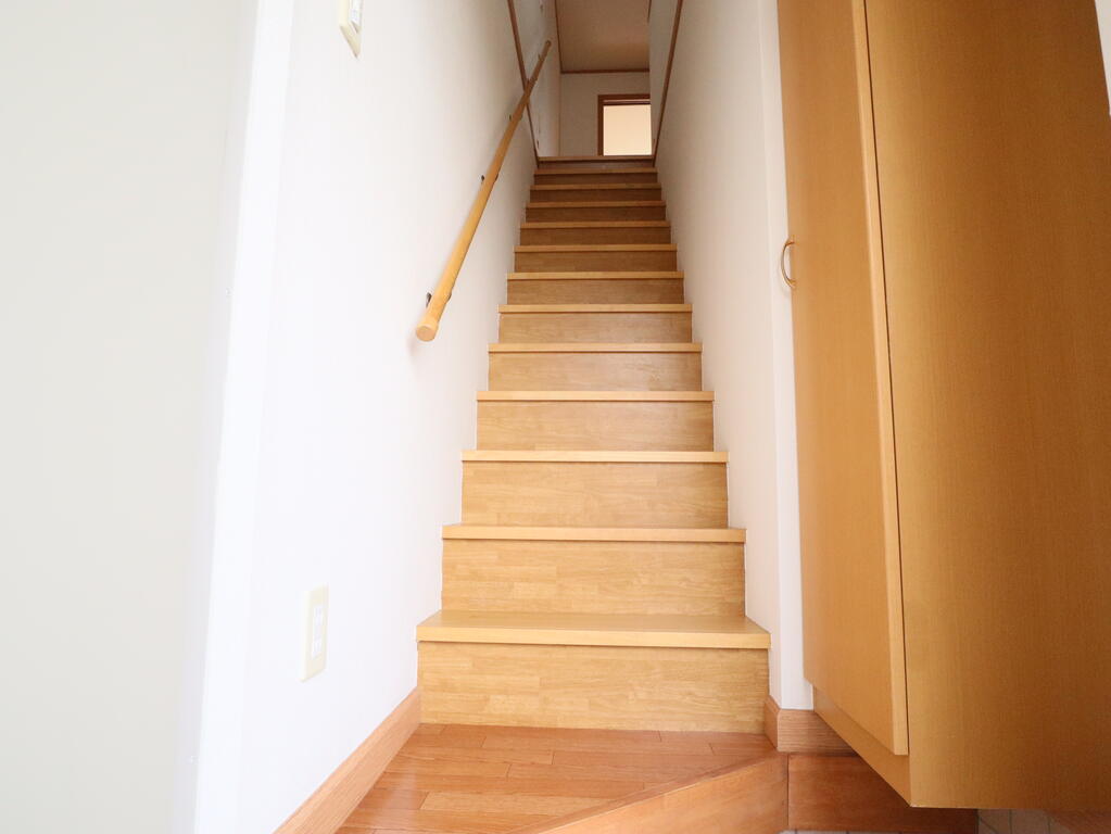 玄関　玄関から階段