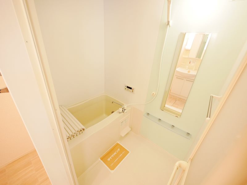 バス・シャワールーム　追焚き給湯、シャワー