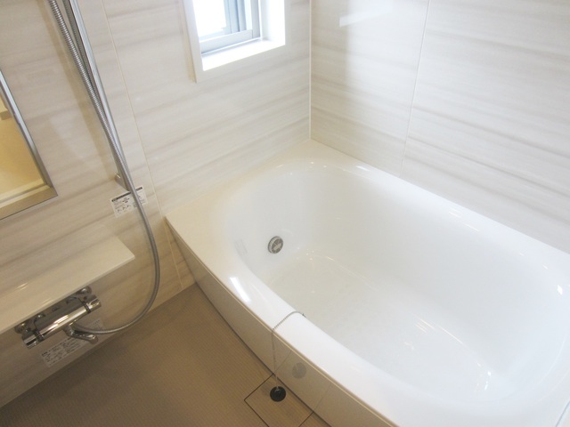 バス・シャワールーム　追い焚き・浴室乾燥機・窓付きのお風呂です