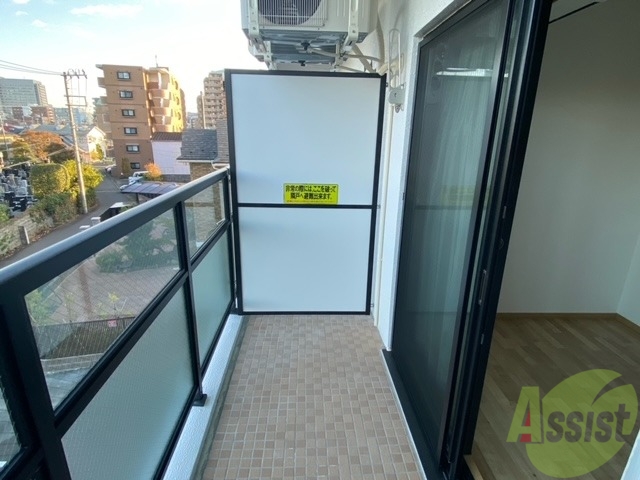 バルコニー　バルコニーは東向きで朝からお洗濯がはかどりそうですね