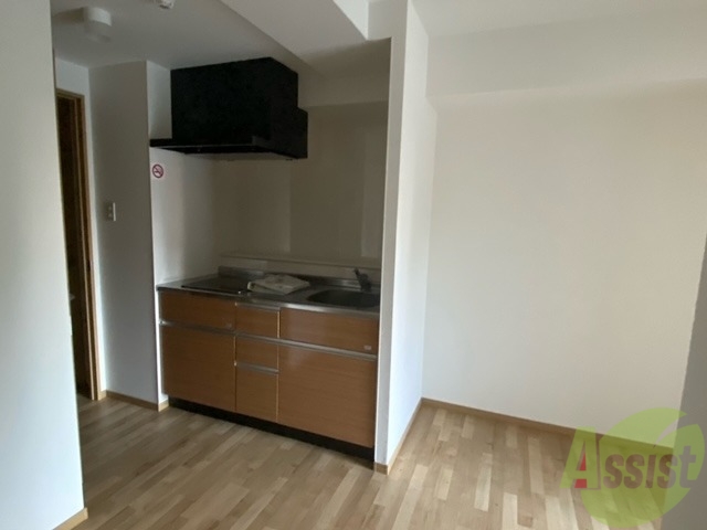 居室・リビング　リビングはこちら、キッチンのあるお部屋ですね