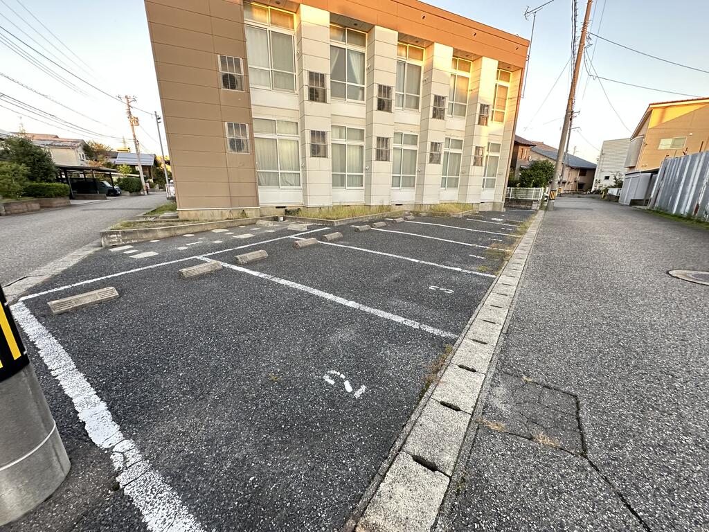 駐車場　敷地内駐車場空きあります！