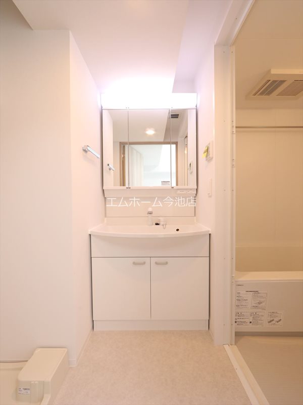 洗面設備　脱衣所　独立洗面台（シャンプードレッサー付）