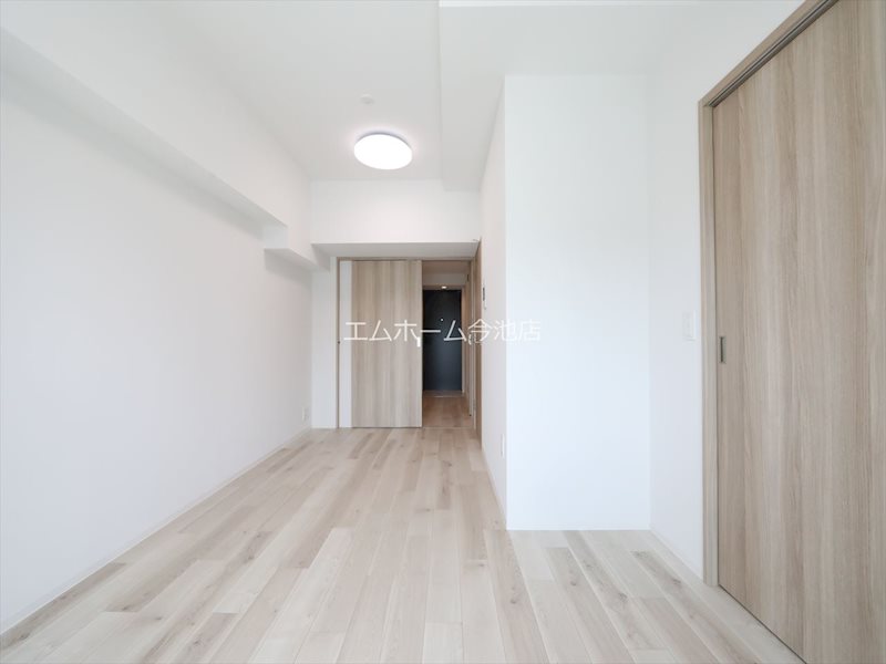 その他部屋・スペース　洋室8.2帖　エアコン付　収納充実しています