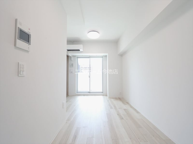 バルコニー　洋室8.2帖　エアコン付　収納充実しています