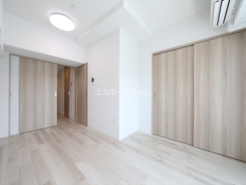 居室・リビング　洋室8.2帖　エアコン付　収納充実しています