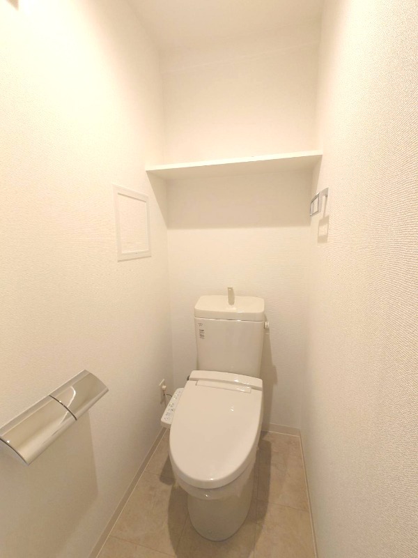 トイレ　棚付きの温水洗浄暖房便座