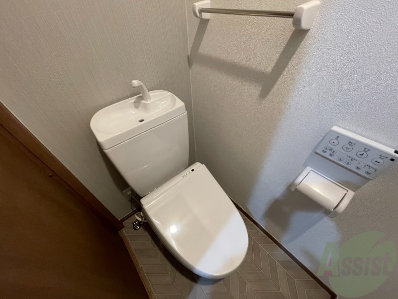 トイレ　トイレは温水洗浄便座です。思わず長居してしまいそうです。