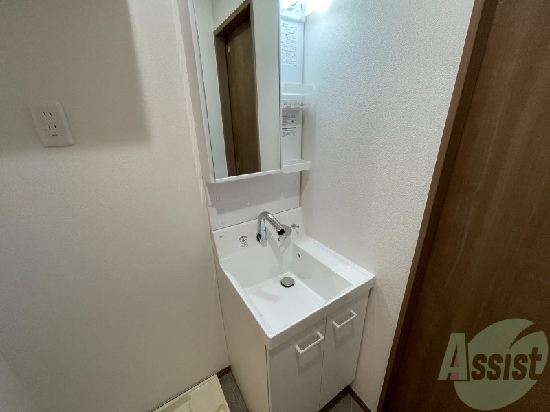 洗面設備　独立洗面台になっているので忙しい朝もばっちりですね。