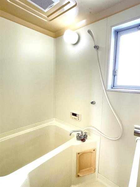 バス・シャワールーム　浴室は追い焚き機能あり