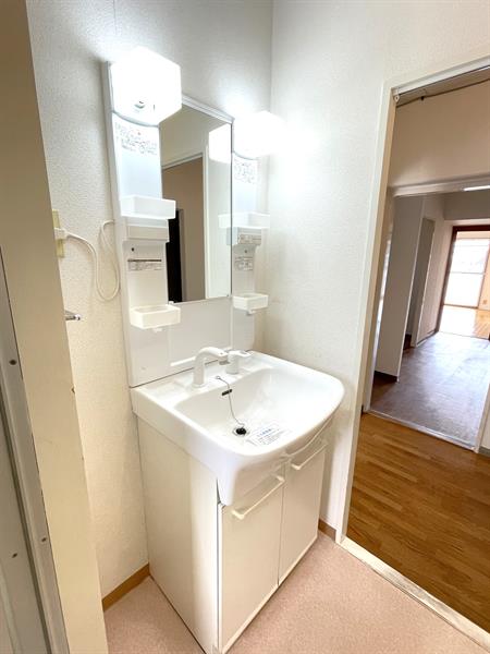 洗面設備　独立洗面台付きで便利です