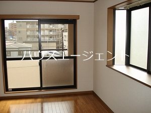 居室・リビング　明るい洋室。