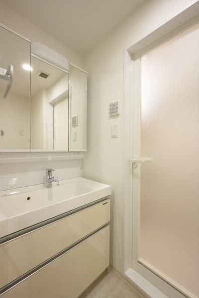 洗面設備　明るい洗面所です