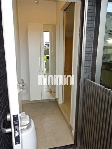 玄関　下駄箱の一部は鏡張りです。