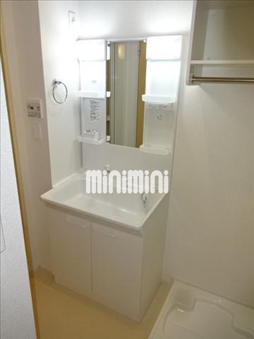 洗面設備　朝には欠かせない洗髪化粧洗面台です。