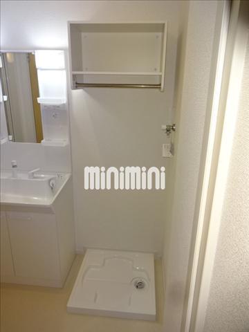 その他設備　洗濯置き場の上にバーと棚があります。