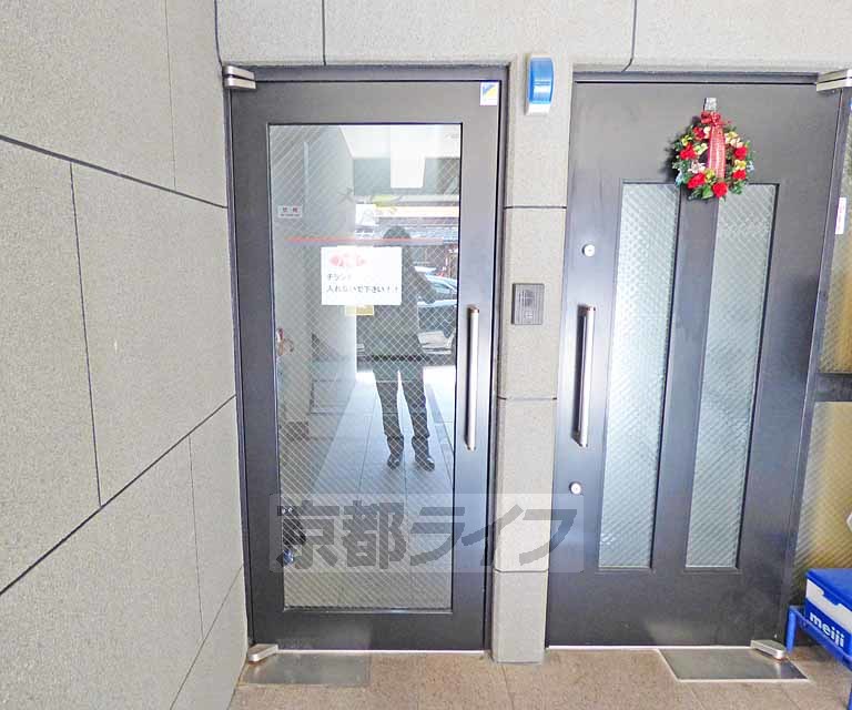 その他共有部分　入口扉大きいです。