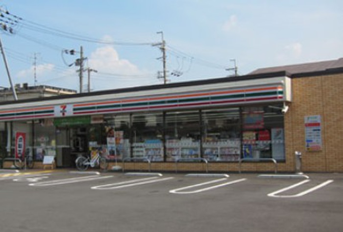 コンビニ　セブンイレブン（コンビニ）まで700m