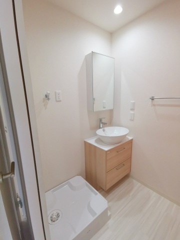 洗面設備　お洒落な洗面台と室内洗濯機置き場