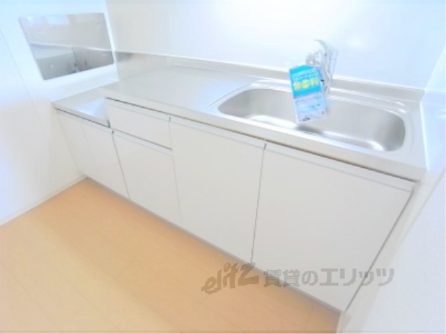 キッチン　横にカウンターテーブルが付いてます。