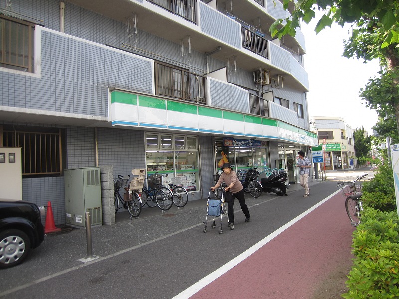 コンビニ　ファミリーマート（コンビニ）まで256m