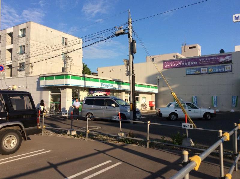 コンビニ　ファミリーマート札幌南12条店（コンビニ）まで131m