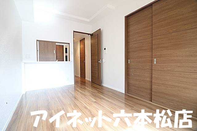 居室・リビング　家具の配置に困らないリビングですね