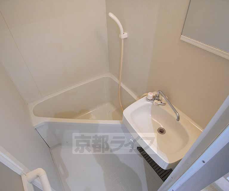 バス・シャワールーム　シャワー付の便利なお風呂です。