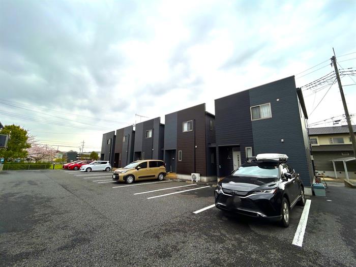 建物外観　1階はシャッター付、日当り良好☆