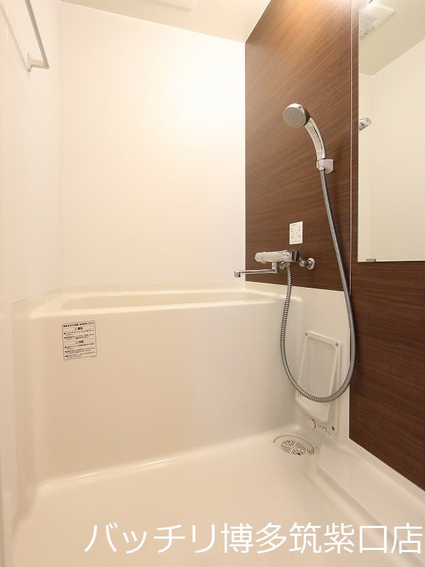 バス・シャワールーム　別号室タイプの為、現状を優先いたします