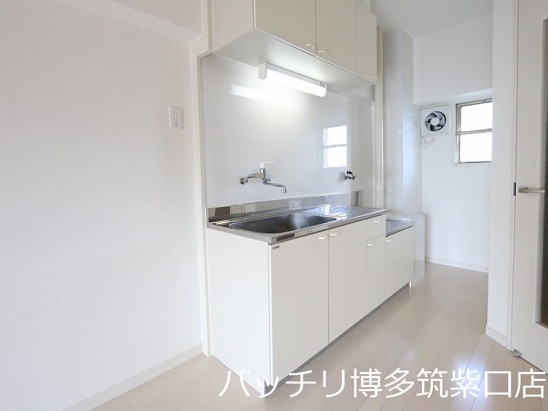 キッチン　別号室タイプの為、現状を優先いたします