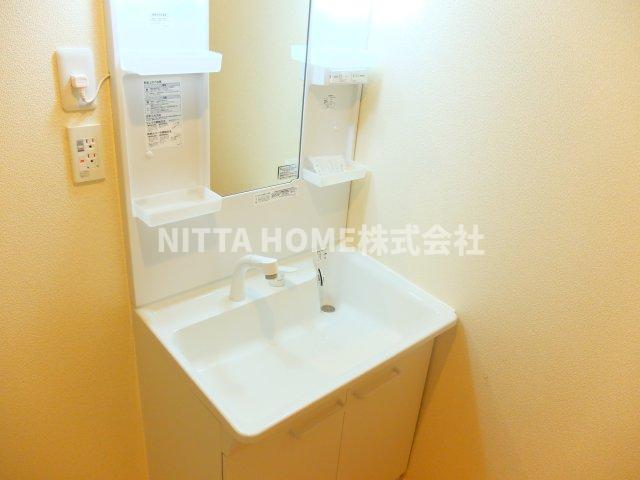 洗面設備　シャワー付き洗面台で朝の身支度はばっちり◎