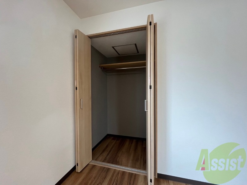 収納　こちらの収納にはハンガーをかけて服もしまえますね。