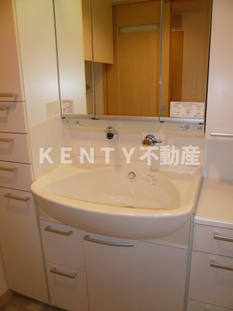 洗面設備　ゆったりとスペースのある洗面所