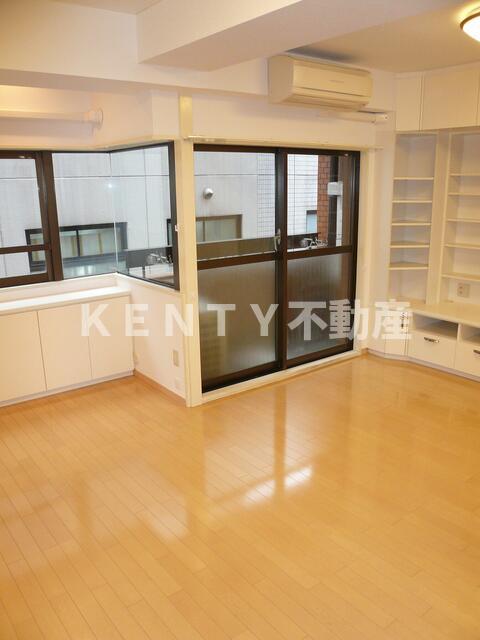 居室・リビング　こちらのリビングで趣味の時間をお楽しみください