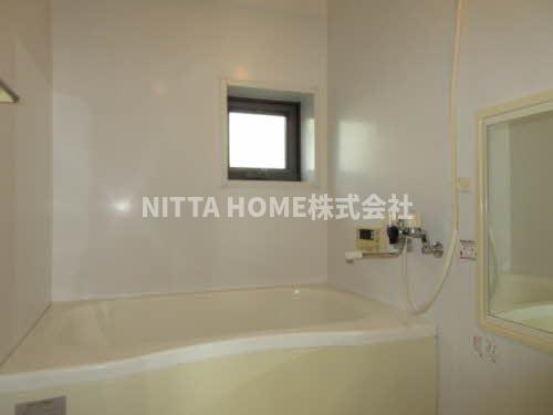 バス・シャワールーム　小窓付きで追い焚き可能なバスルーム◇