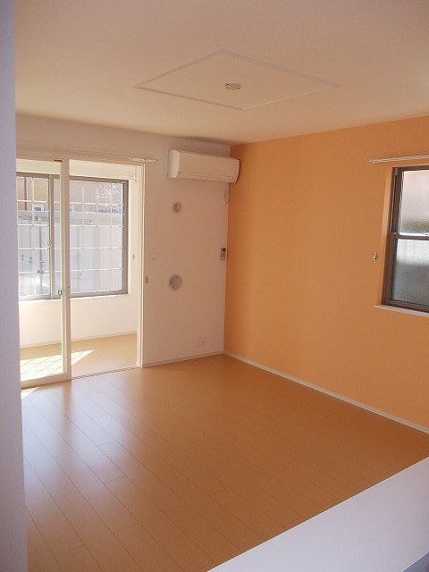 居室・リビング　写真は101号室です（参考）