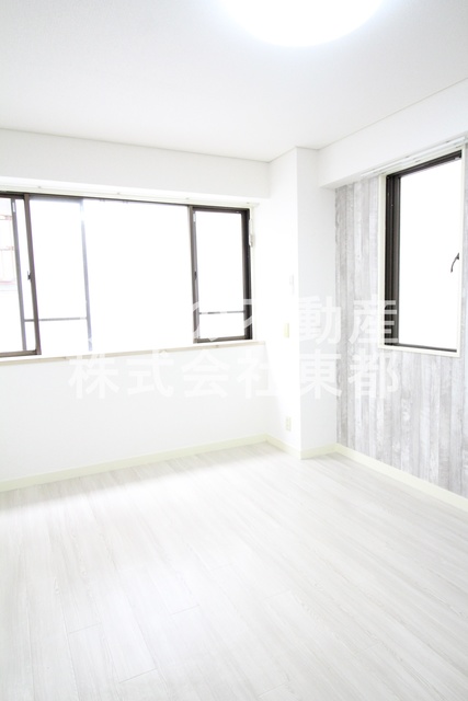 居室・リビング　２面採光なので、明るく風通しのよい過ごしやすいお部屋です♪