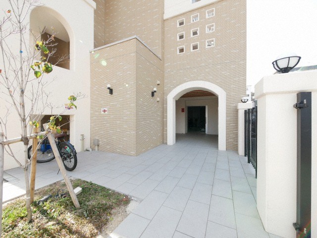 エントランス　落ち着いたエントランスです