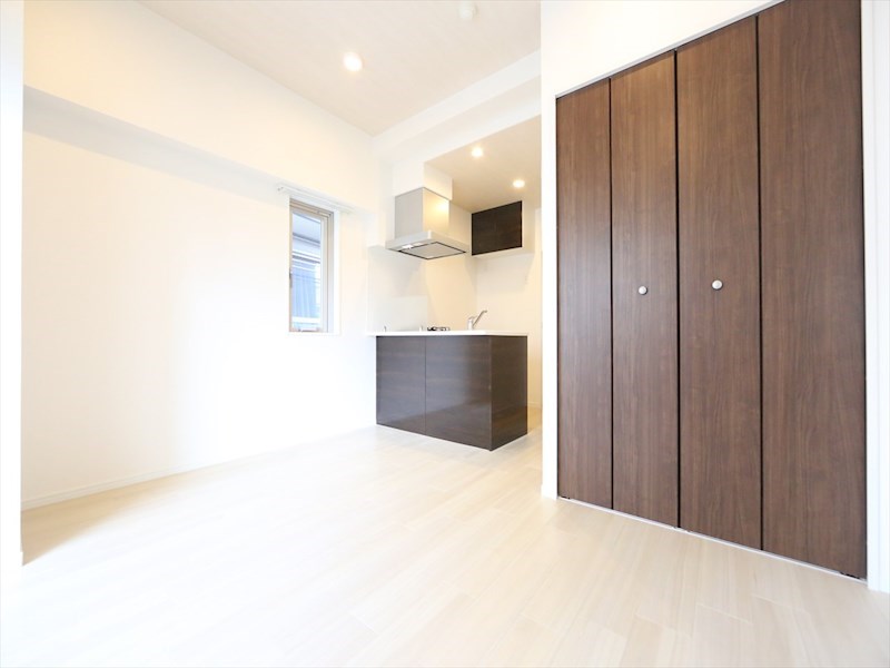 居室・リビング　洋室9.2帖　カウンターキッチン　2面採光　クローゼット付