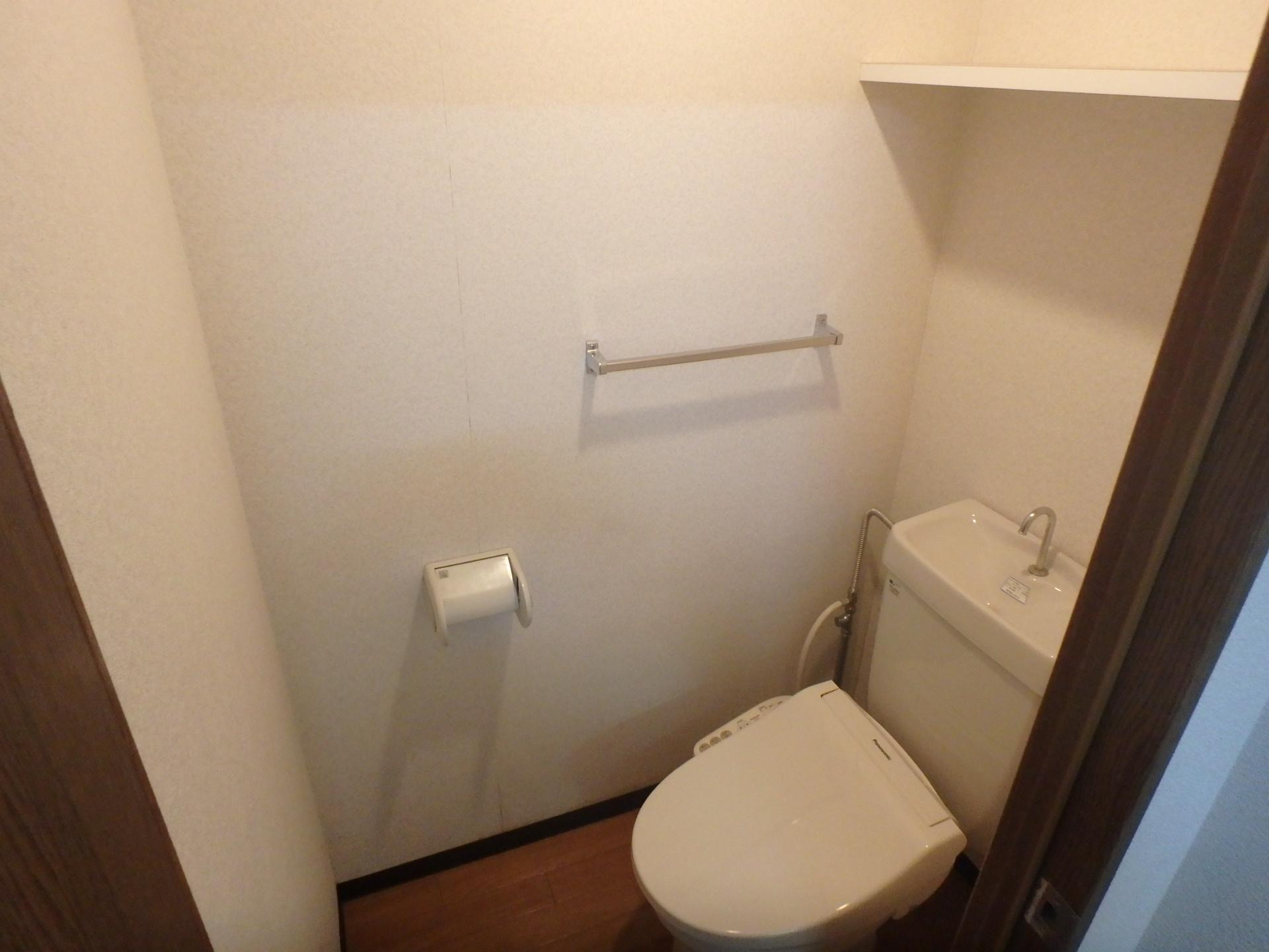 トイレ　ウォシュレット便座付きのトイレです(別部屋参考写真)