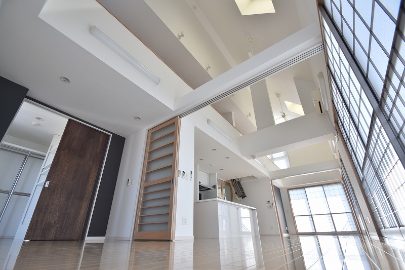 居室・リビング　2面窓の1LDKだから明るい！