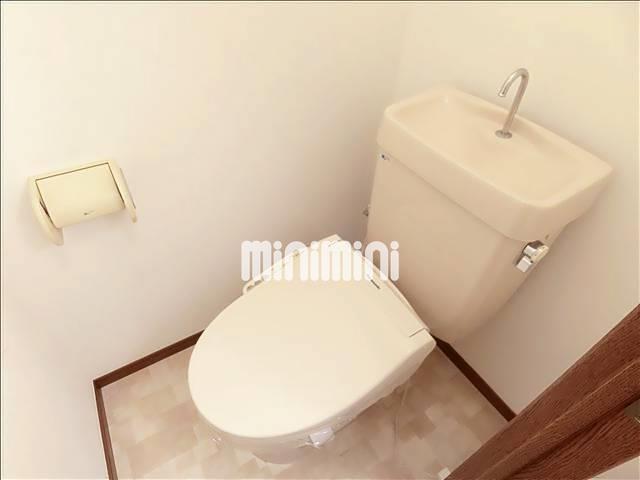 トイレ　温水洗浄機能付きのトイレです。