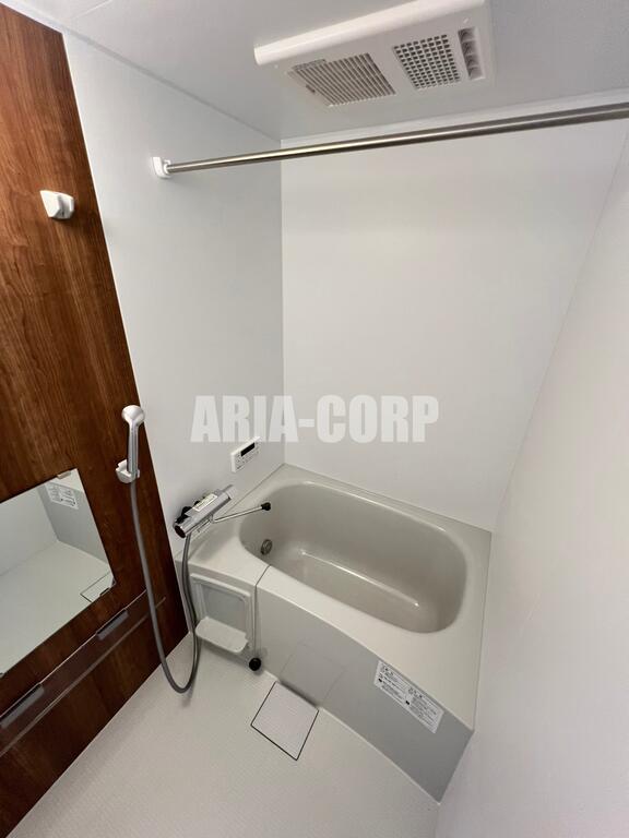 バス・シャワールーム　追焚き浴室乾燥機能付。カラーパネル採用でお洒落なバスルーム。