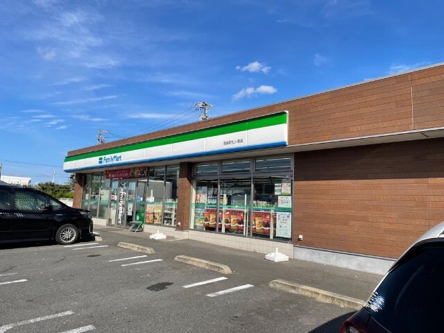 コンビニ　ファミリーマート長島町松ケ島店（コンビニ）まで651m
